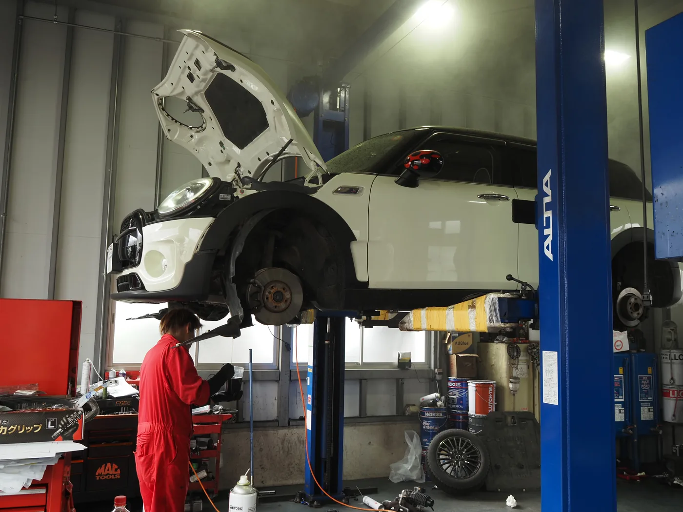 リフトで整備中の輸入車
