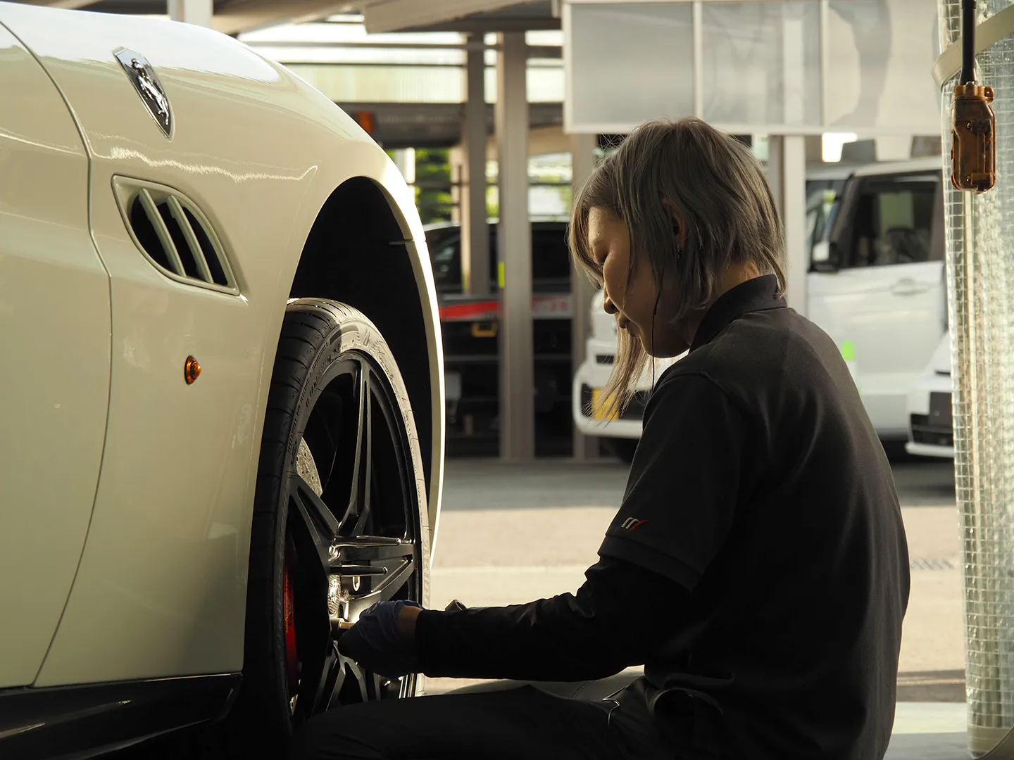 輸入車を診断するメカニック